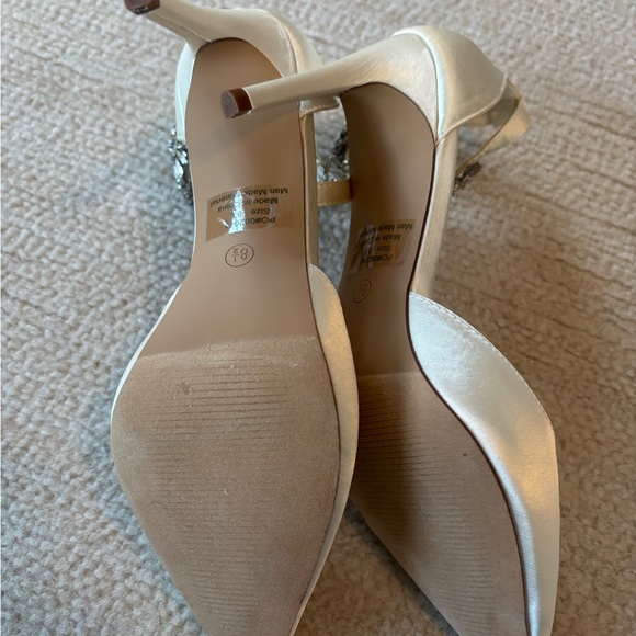 Journee Collection Cream Heels with Floral Accent - Picture 9 of 15